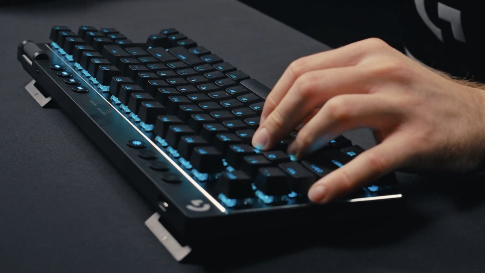 logitech g pro x tkl keyboard gaming rf wireless bluetooth qwerty us international magenta